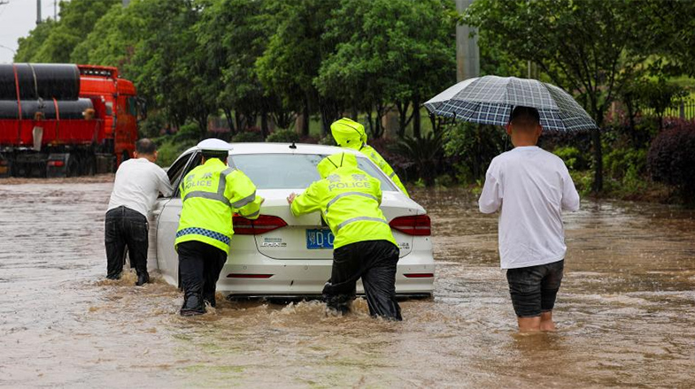 各地各部门多措并举积极应对强降雨天气 筑