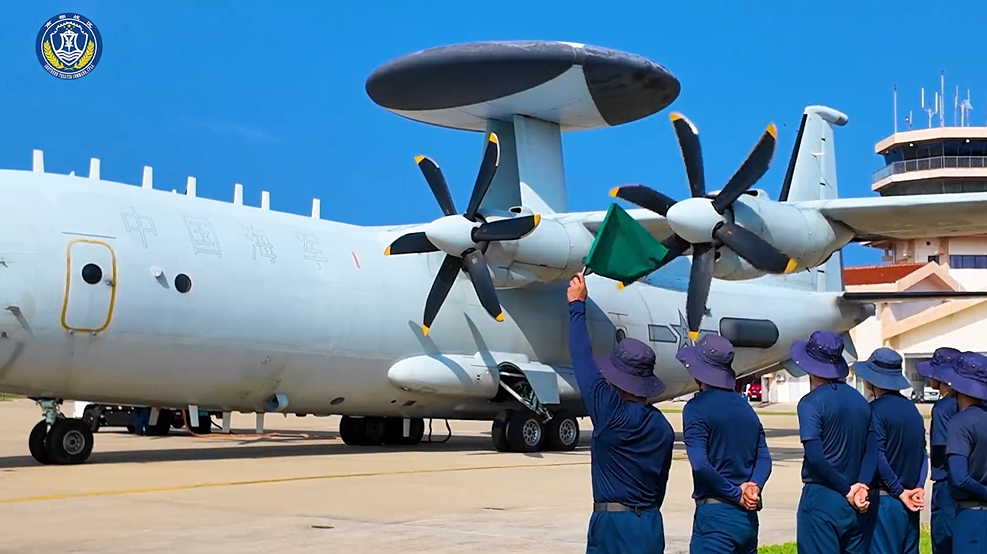 解放军南部战区位黄岩岛周边海空域组织海空