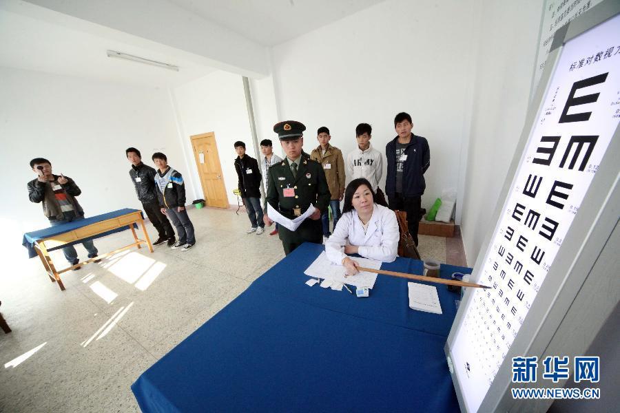 【图集】实拍解放军征兵体检_共产党员网