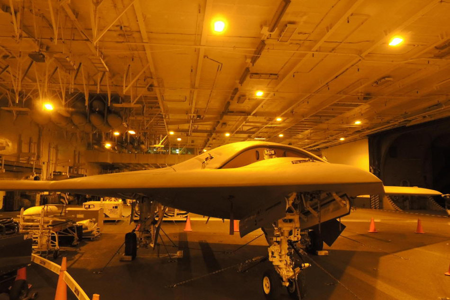 x-47b无人战机航母机库照亮相:起落架很粗壮