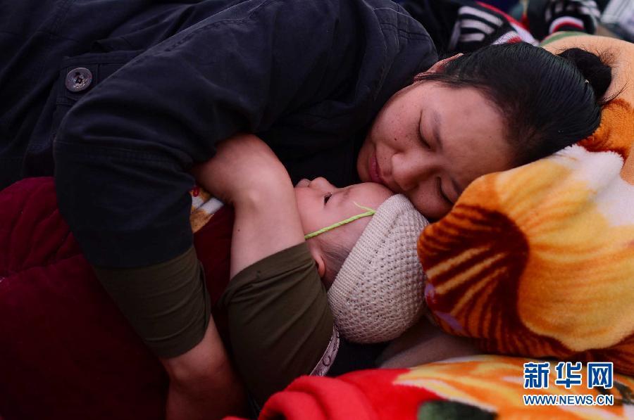 雅安地震:母爱无价