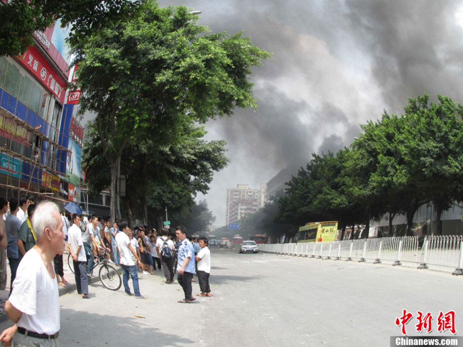 鹅掌坦路9月10日中午发生的爆炸事故系装载危险品集装箱车在卸货中