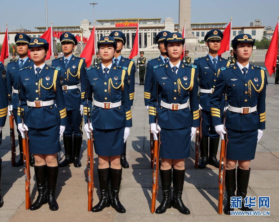 身着07式礼宾服的13名仪仗队女兵分列在军旗组和陆军,海军和空军军种