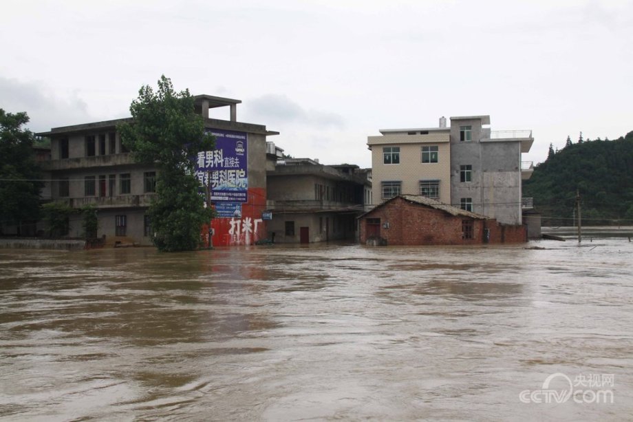 2014年5月25日,江西省宜春市袁州区竹亭镇竹亭村被洪水围困,大量民房
