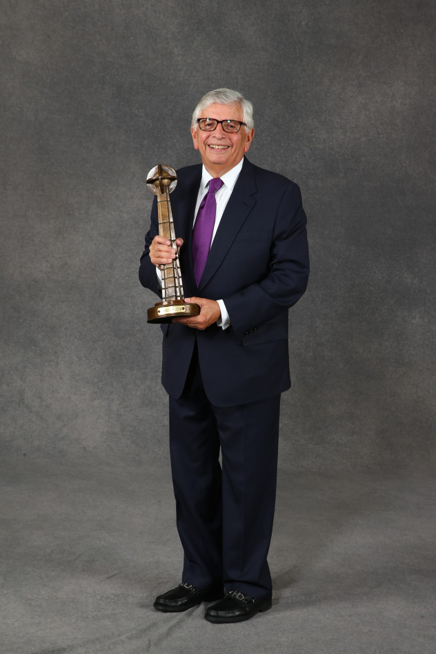 [高清组图]斯特恩入选名人堂 老总裁捧奖杯笑开怀