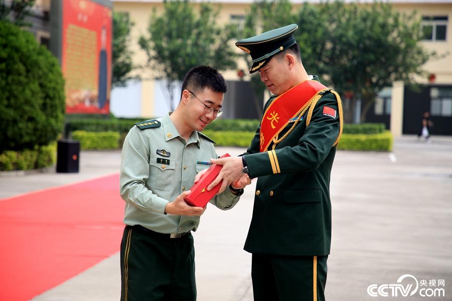 "脱下军装,转岗开拓,是人生的一次再出发;扬帆起航,追寻远方,期待你们