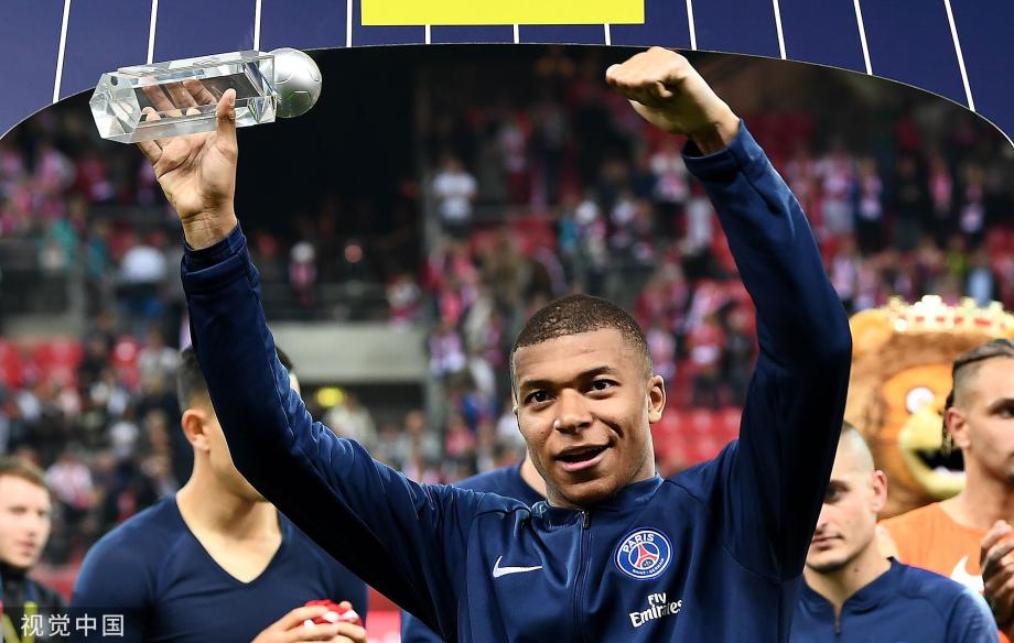 高清组图姆巴佩获颁赛季法甲最佳球员奖杯