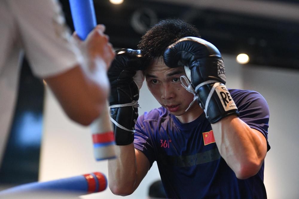 图徐灿昆明训练备战羽量级拳王统一战