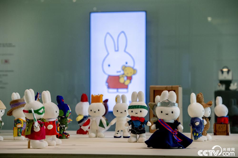 "米菲兔"迎来65岁生日 荷兰一博物馆举办米菲"时装秀"