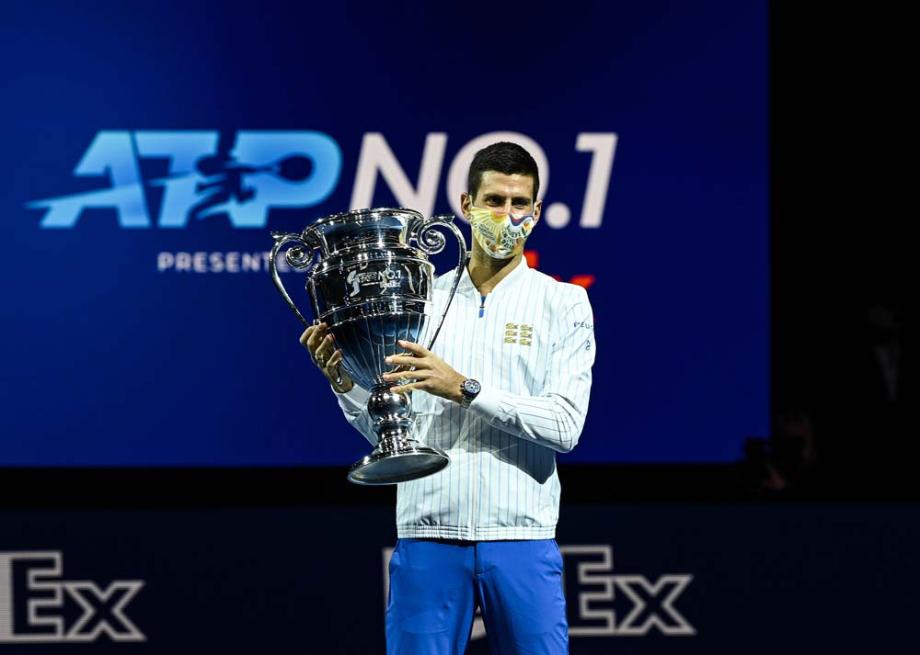 [图]ATP总决赛首日 德约科维奇领取年终第一奖杯