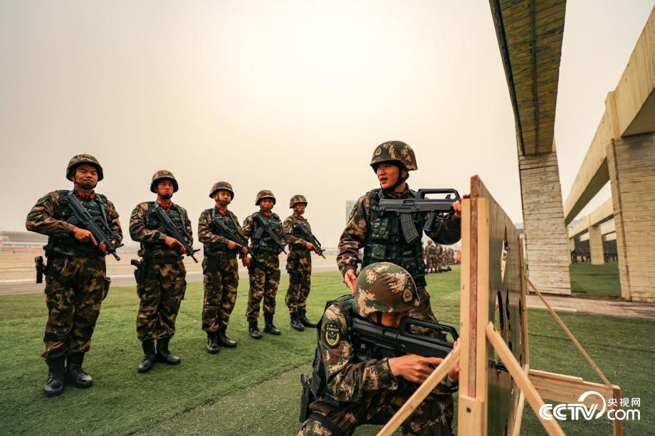 天津武警:强化人装结合能力 打造过硬反恐力量(8)