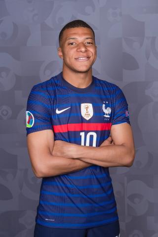 图法国队官方写真发布姆巴佩镜头前自信满满