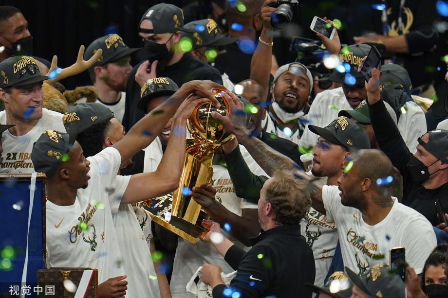 [图]NBA总决赛颁奖仪式：雄鹿捧起总冠军奖杯