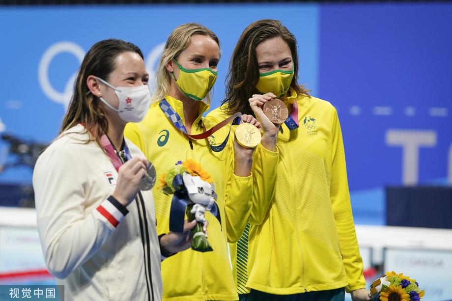 [图]女子100米自由泳决赛：何诗蓓摘银 麦凯恩夺冠