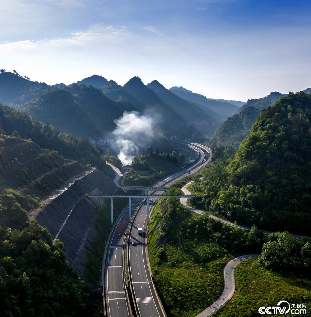 贵州黔南:实拍余安高速公路