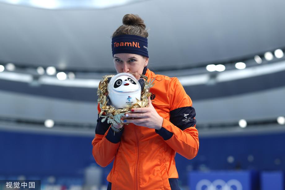 [图]速度滑冰女子1500米 荷兰选手维斯特破纪录夺冠