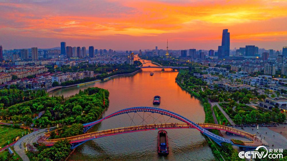 苏州落日余晖照映京杭大运河