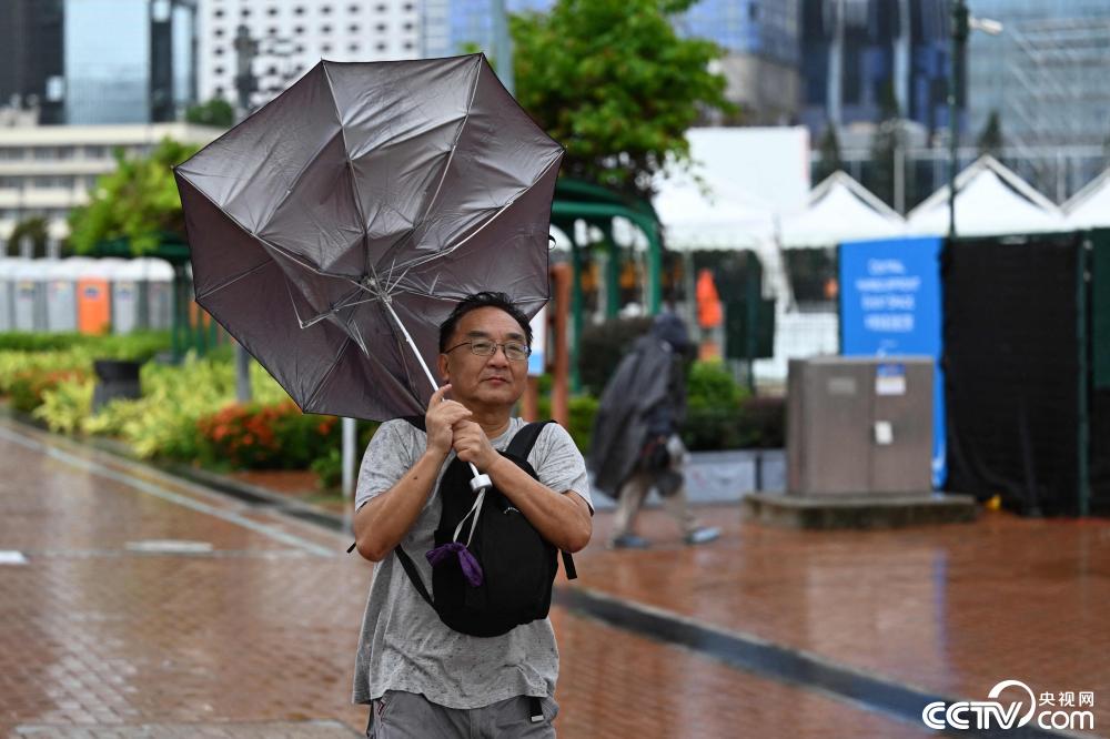 台风小犬携风带雨影响香港