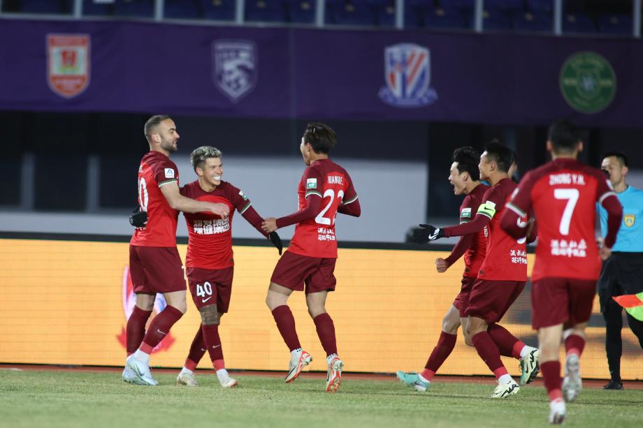 雷文杰推射破门 中超首秀青岛西海岸收获一分