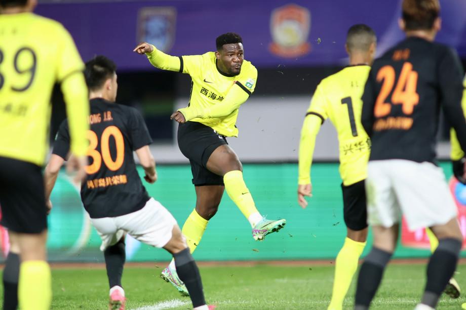 青岛西海岸1-0获中超首胜 送青岛海牛三连败