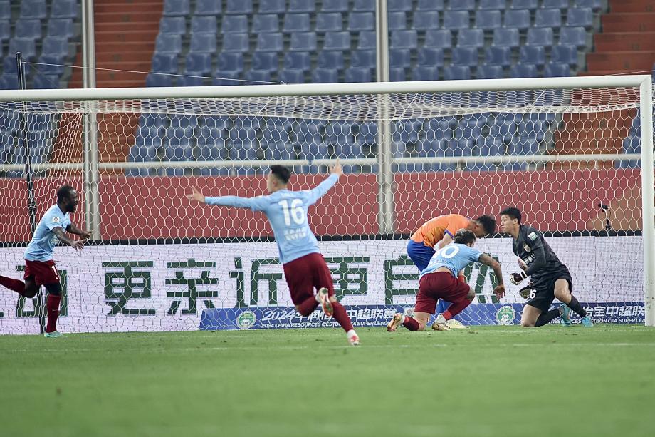 中超-黄紫昌替补传射卡扎绝平 泰山2-2十人河南