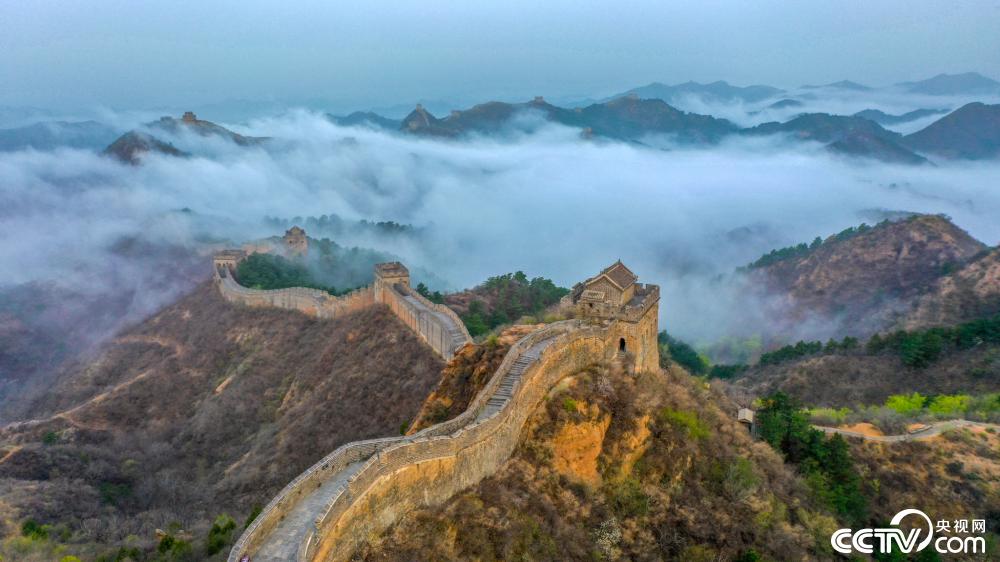 河北承德雨后金山岭长城云雾缭绕