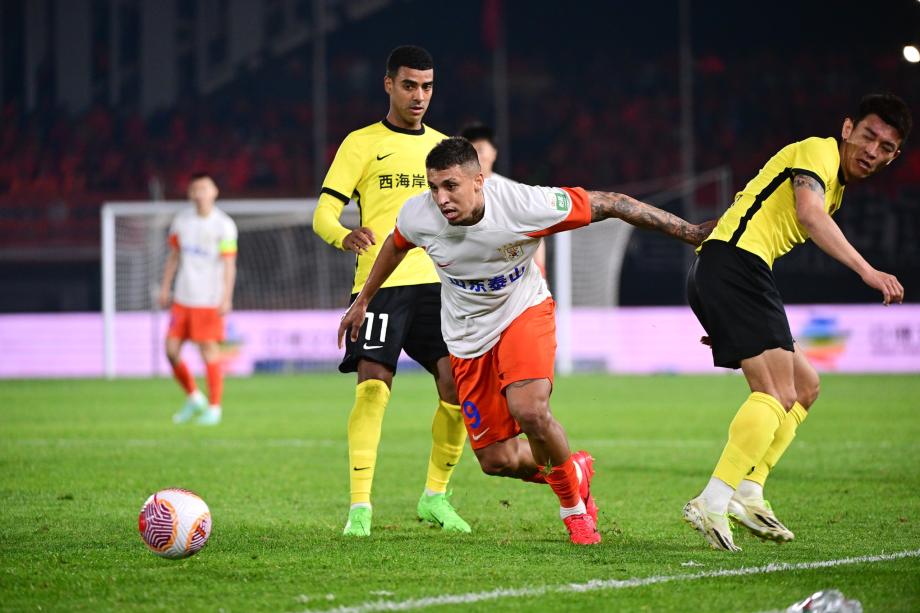 克雷桑罚丢点球 山东泰山0-0闷平青岛西海岸