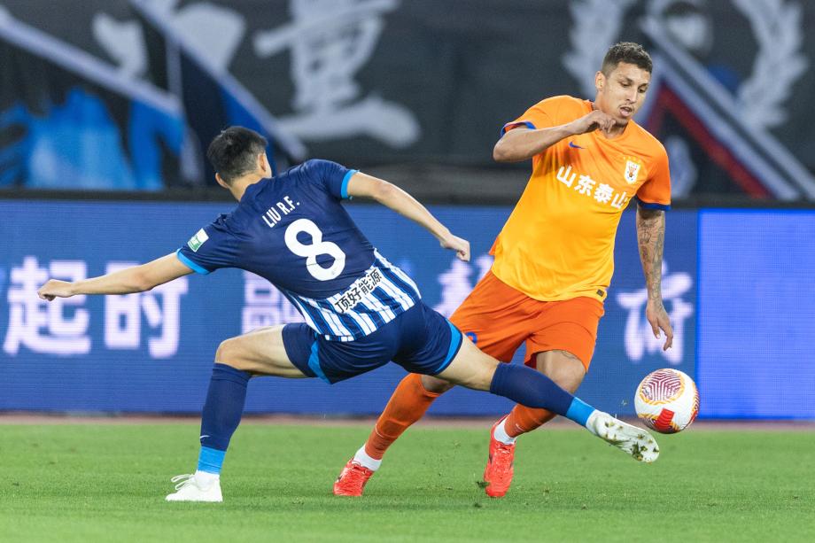 克雷桑谢文能互献传射 山东泰山2-1三镇5轮不败