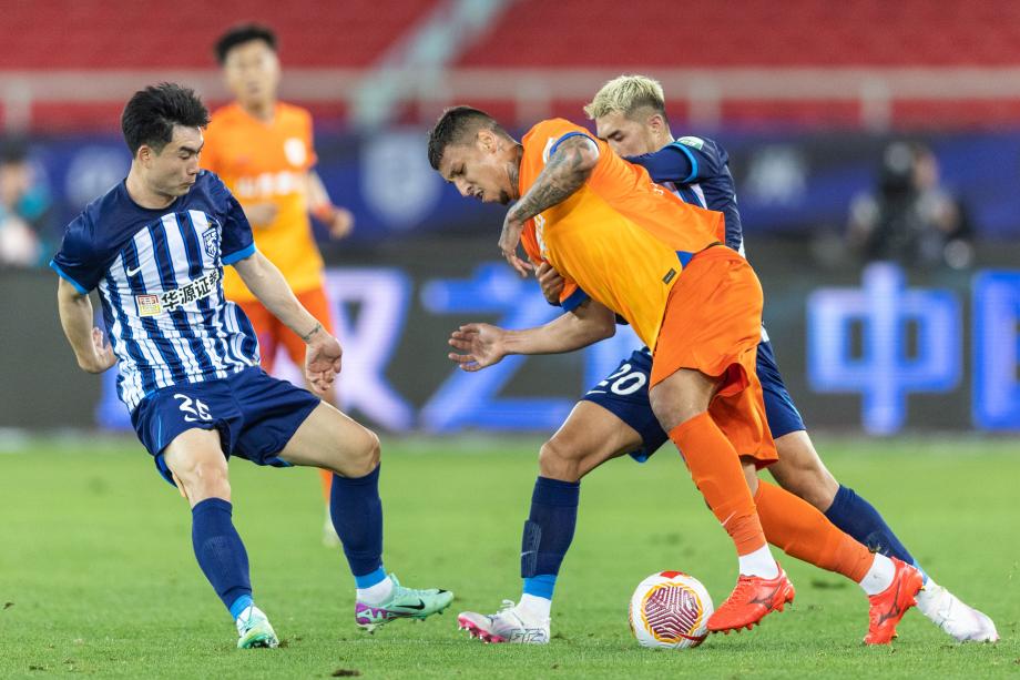 克雷桑谢文能互献传射 山东泰山2-1三镇5轮不败