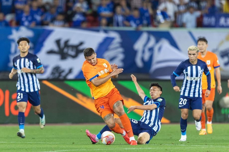 克雷桑谢文能互献传射 山东泰山2-1三镇5轮不败