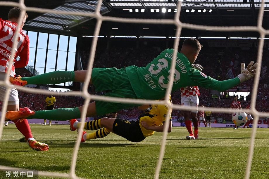 李在成梅开二度 多特后防集体梦游0-3美因茨