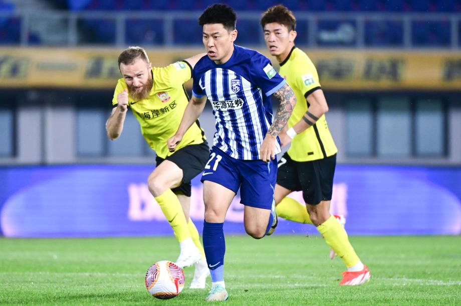 任航制造乌龙 武汉三镇客场击败青岛西海岸