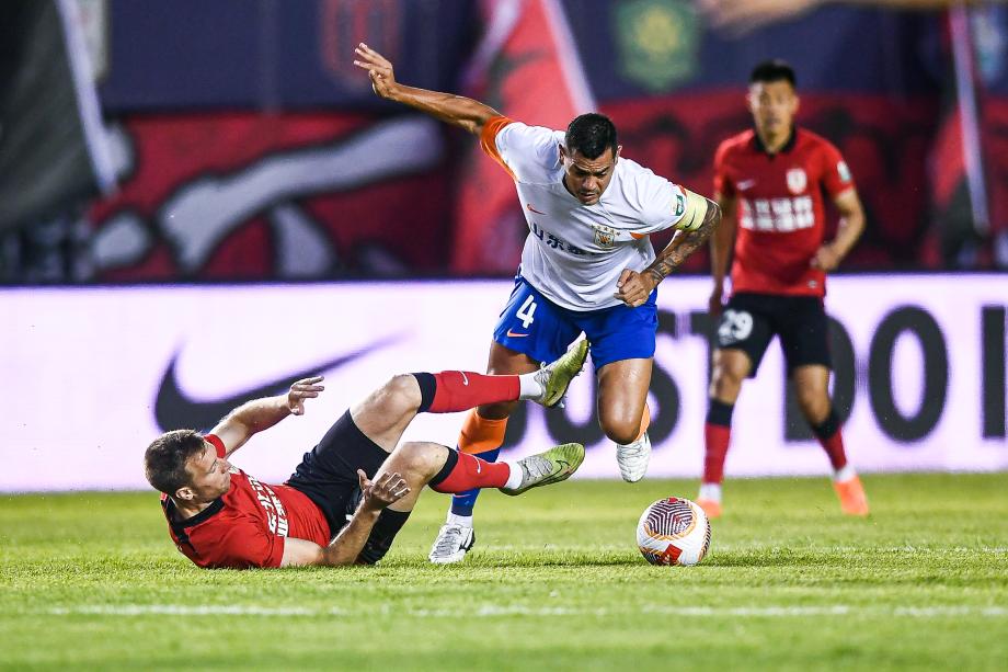 中超-塞尔吉尼奥双响 山东泰山2-2长春亚泰两连平