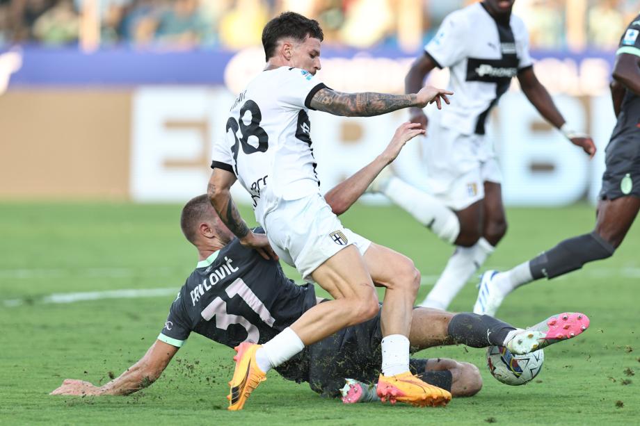 两轮不胜！后防全场被爆 米兰1-2不敌帕尔马