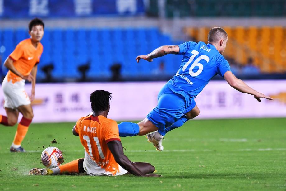 中超-郑浩乾双响 10人青岛海牛1-2不敌南通支云