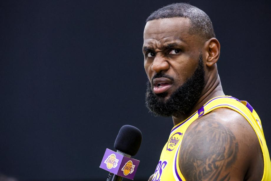 湖人新赛季媒体日：詹姆斯携儿子布朗尼亮相