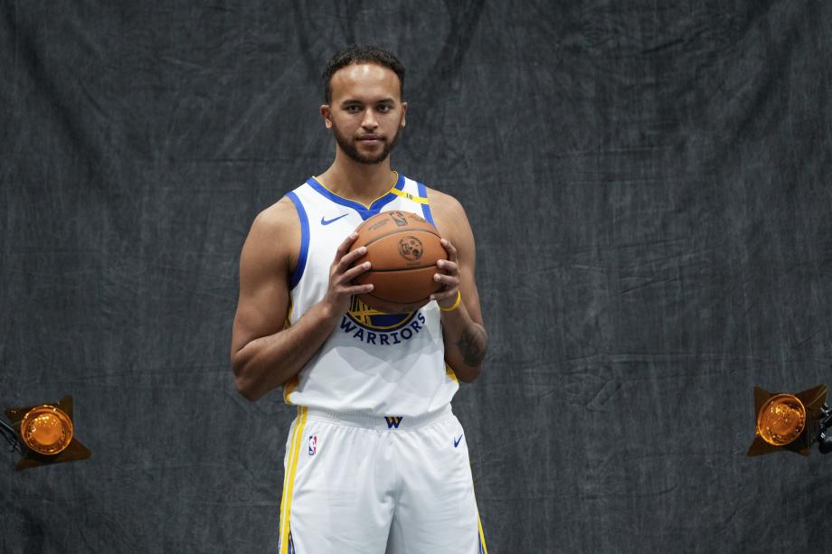 勇士队拍摄官方写真 库里追梦李凯尔领衔