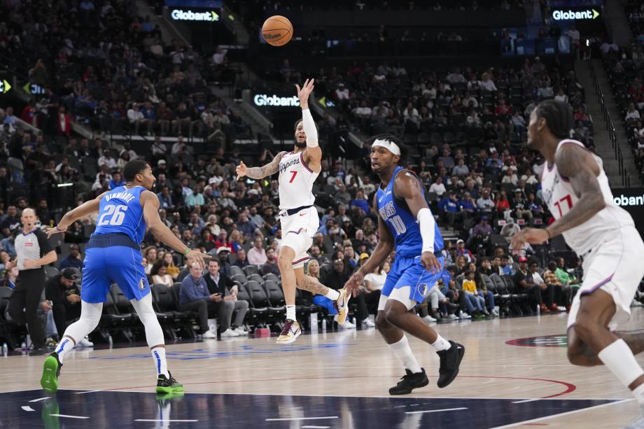 哈登10分12助攻 快船新球馆首秀击败独行侠