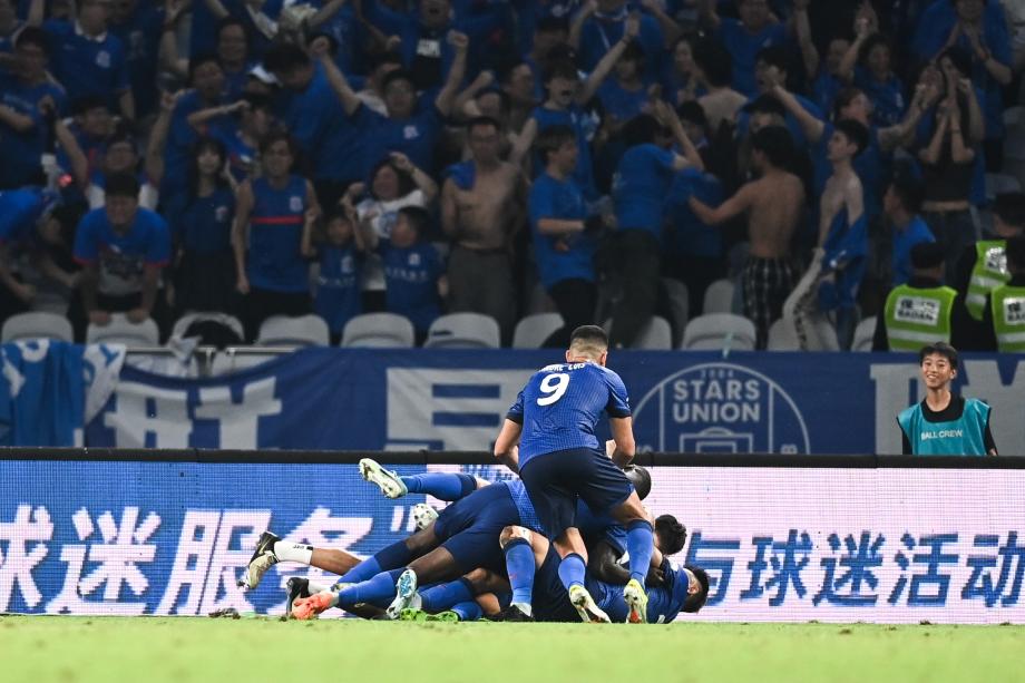 吴曦头球绝杀 申花2-1逆转河南登顶积分榜