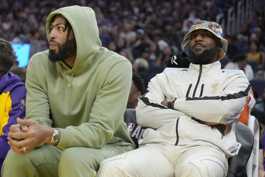 布朗尼首次首发17分 湖人惨败勇士58分