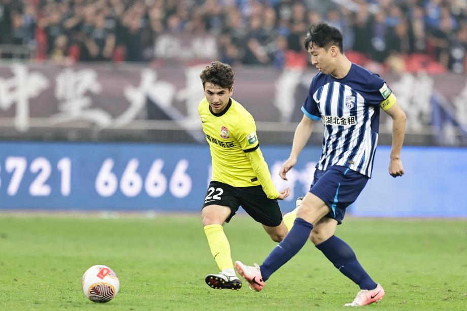 比乌奎尔双响 武汉三镇1-3青岛西海岸三连败收官