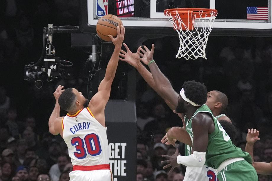 库里总分里程碑塔图姆32分 勇士擒绿军豪取五连胜