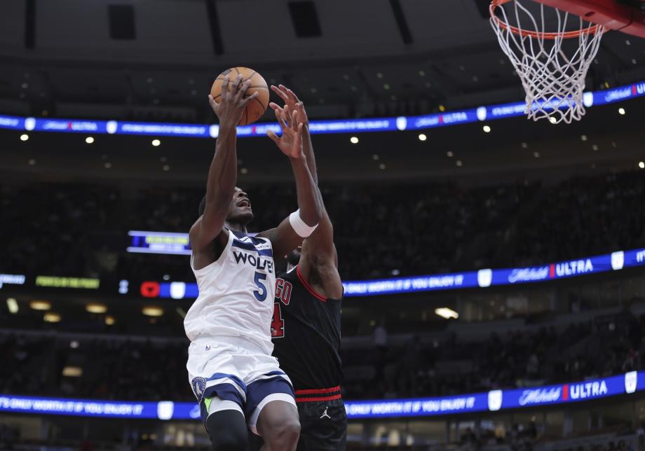 爱德华兹33分兰德尔22+10 森林狼逆转公牛