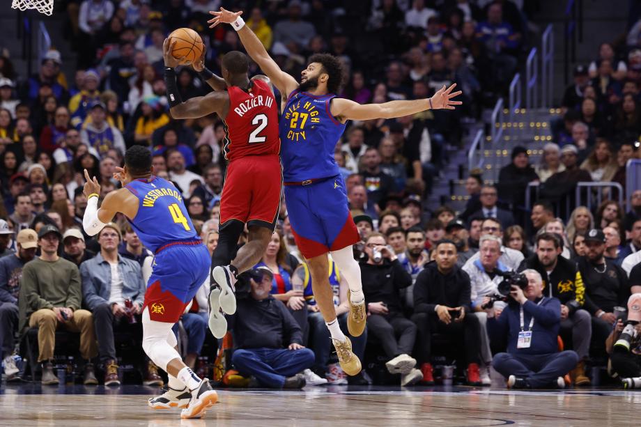 希罗24+11巴特勒伤退 约基奇三双掘金灭热火