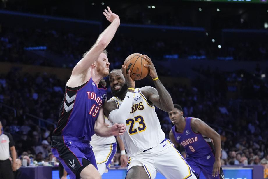 詹姆斯三双浓眉伤退 湖人擒猛龙喜获两连胜