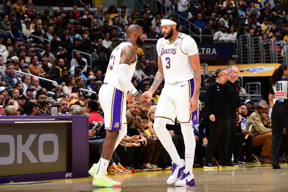 詹姆斯三双浓眉伤退 湖人擒猛龙喜获两连胜