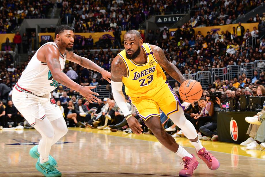 NBA-詹姆斯三双戴维斯里程碑！湖人128-123灰熊