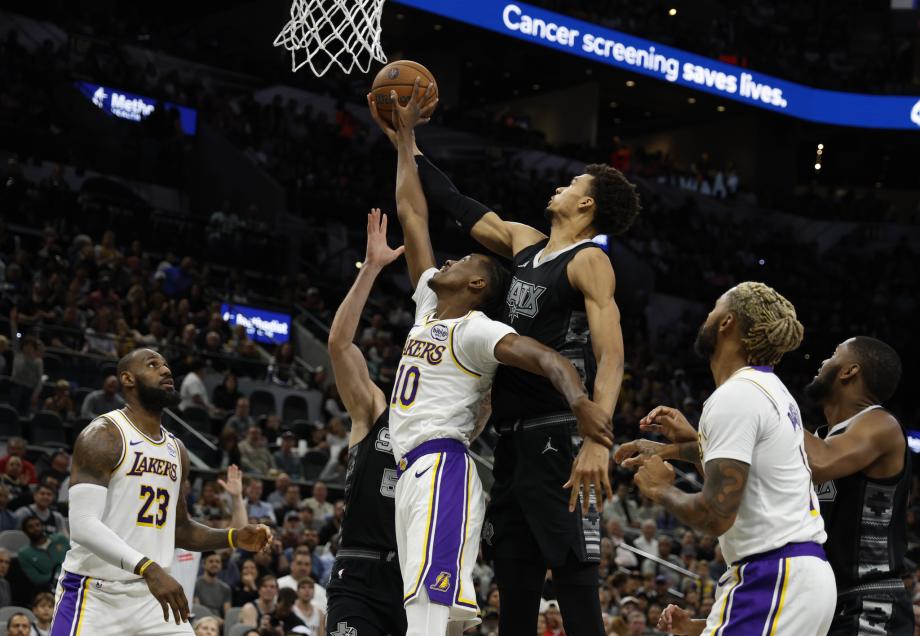 戴维斯40+12詹姆斯再砍三双 湖人力克马刺