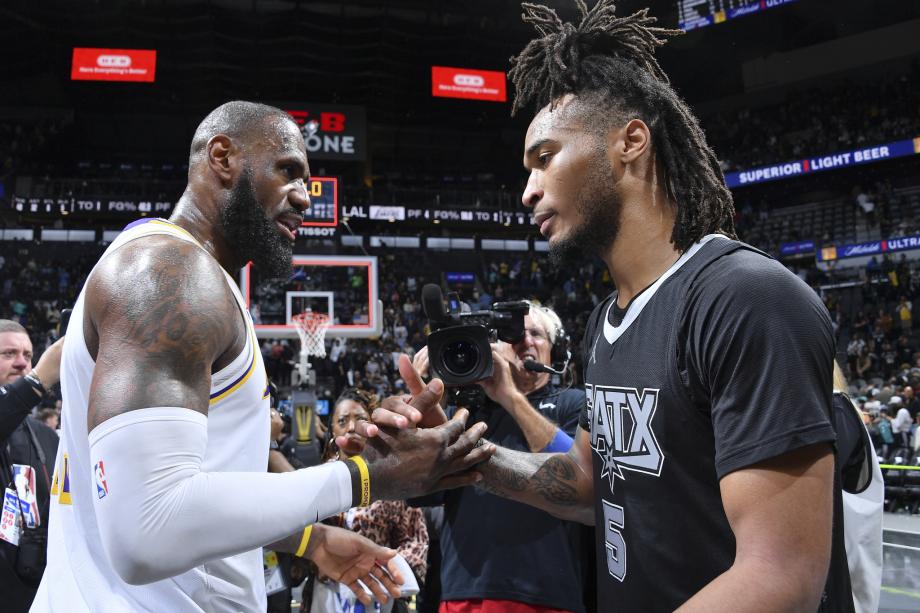 戴维斯40+12詹姆斯再砍三双 湖人力克马刺