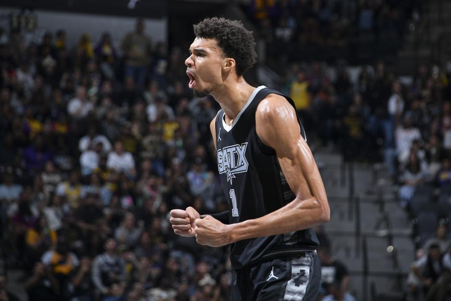 戴维斯40+12詹姆斯再砍三双 湖人力克马刺